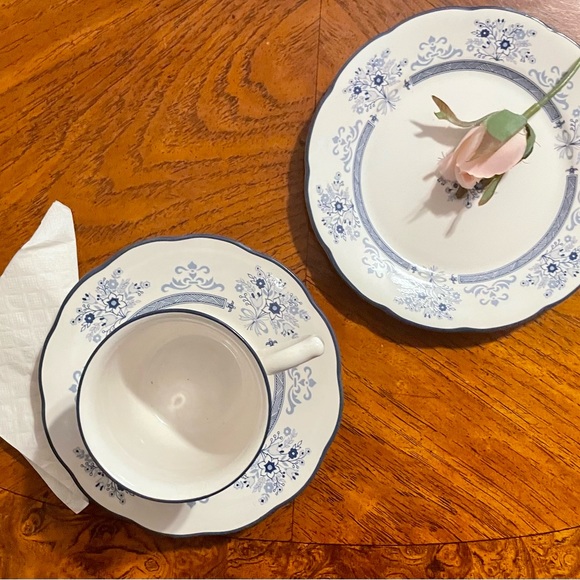 SOLD
NO LONGER AVAILABLE 
Vintage Lenox Blue Ribbon 12pc set excellent condition - Picture 3 of 4